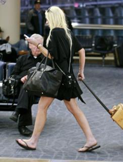 Lindsay Lohan feet photo thumbnail