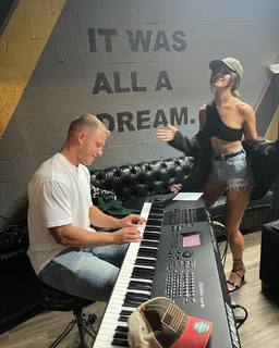Olivia Culpo feet photo thumbnail