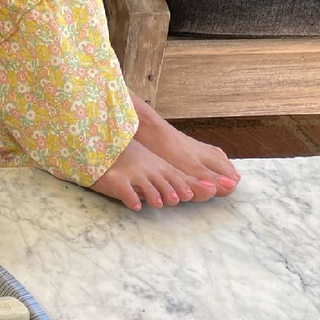 Hilary Duff feet photo thumbnail