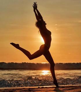 Julianne Hough feet photo thumbnail