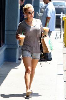 Hayden Panettiere feet photo thumbnail