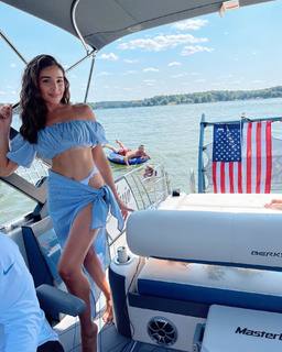 Olivia Culpo feet photo thumbnail