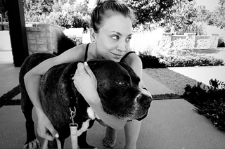 Kaley Cuoco feet photo thumbnail
