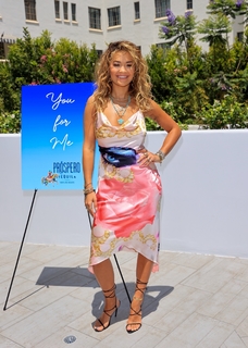 Rita Ora feet photo thumbnail