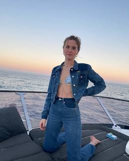 Zoey Deutch feet photo thumbnail