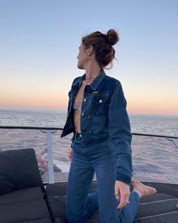Zoey Deutch feet photo thumbnail
