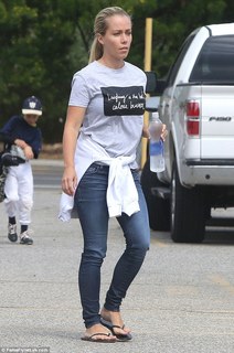 Kendra Wilkinson feet photo thumbnail