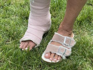 Mariska Hargitay feet photo thumbnail