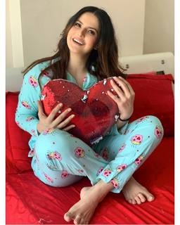 Zareen Khan feet photo thumbnail