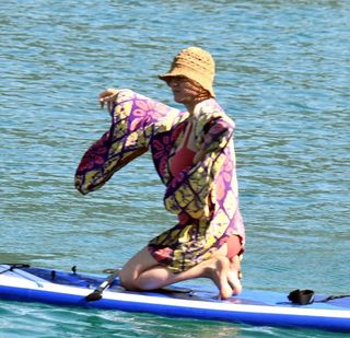 Katy Perry feet photo thumbnail