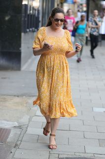 Kelly Brook feet photo thumbnail