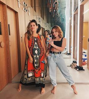Larissa Manoela feet photo thumbnail