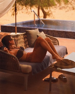 Deborah Secco feet photo thumbnail