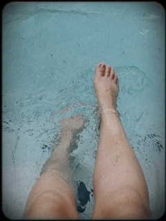 Larissa Manoela feet photo thumbnail