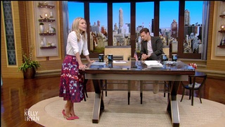 Kelly Ripa feet photo thumbnail