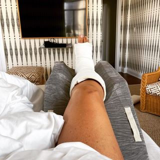 Mariska Hargitay feet photo thumbnail