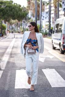 Izabel Goulart feet photo thumbnail