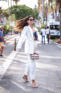 Izabel Goulart feet photo thumbnail
