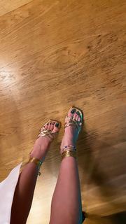 Duygu Özaslan feet photo thumbnail