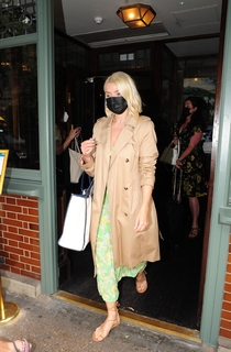 Holly Willoughby feet photo thumbnail