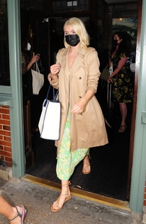 Holly Willoughby feet photo thumbnail