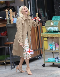 Holly Willoughby feet photo thumbnail