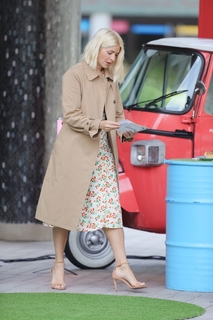 Holly Willoughby feet photo thumbnail