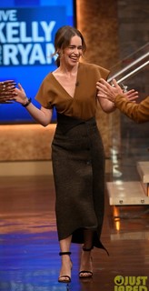 Emilia Clarke feet photo thumbnail