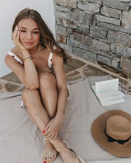Lola Weippert feet photo thumbnail
