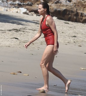 Minnie Driver feet photo thumbnail