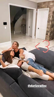 Olivia Culpo feet photo thumbnail