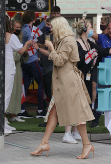Holly Willoughby feet photo thumbnail