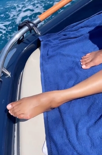 Zoe Saldana feet photo thumbnail