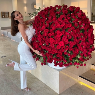 Nabilla Benattia feet photo thumbnail