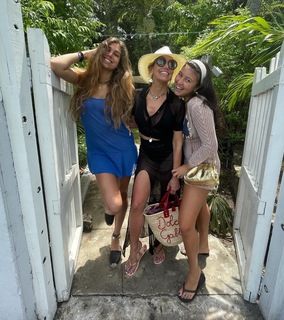 Lili Estefan feet photo thumbnail