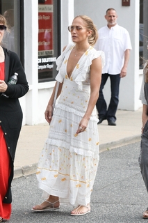 Jennifer Lopez feet photo thumbnail
