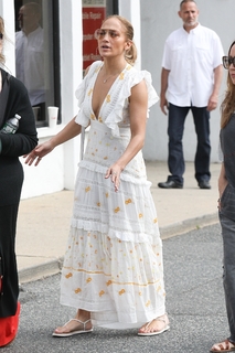 Jennifer Lopez feet photo thumbnail