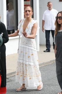 Jennifer Lopez feet photo thumbnail