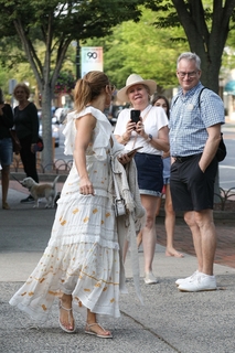 Jennifer Lopez feet photo thumbnail