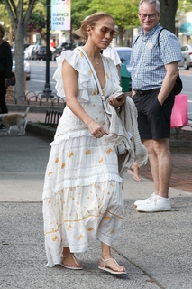 Jennifer Lopez feet photo thumbnail