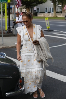 Jennifer Lopez feet photo thumbnail