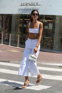 Izabel Goulart feet photo thumbnail