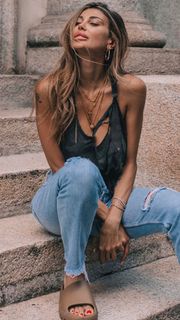 Cristina Buccino feet photo thumbnail
