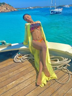 Halle Bailey feet photo thumbnail
