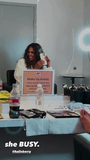 Halle Berry feet photo thumbnail