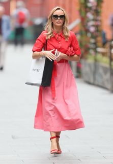 Amanda Holden feet photo thumbnail