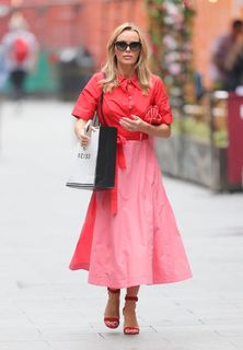 Amanda Holden feet photo thumbnail