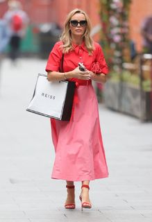 Amanda Holden feet photo thumbnail