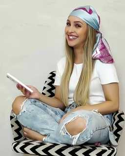 Carla Diaz feet photo thumbnail