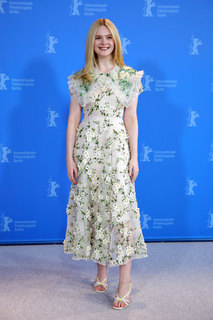 Elle Fanning feet photo thumbnail